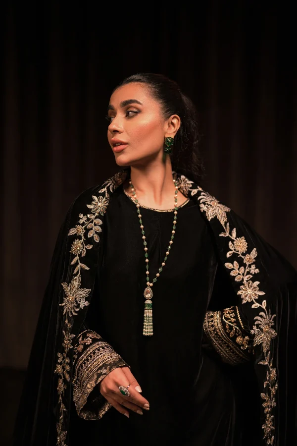 Grand Black Velvet Shawl Set (d-10) By Ammara Khan - Image 9