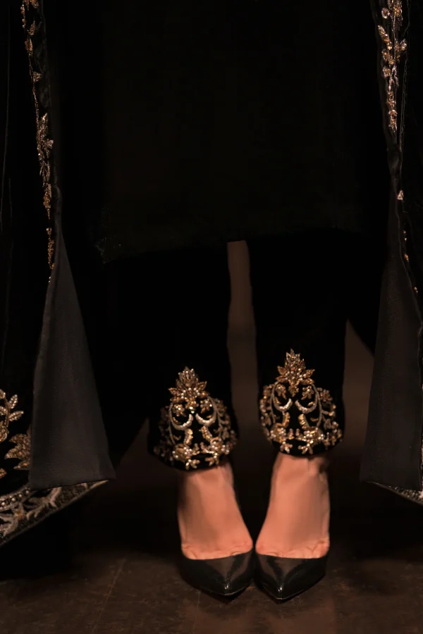 Grand Black Velvet Shawl Set (d-10) By Ammara Khan - Image 6