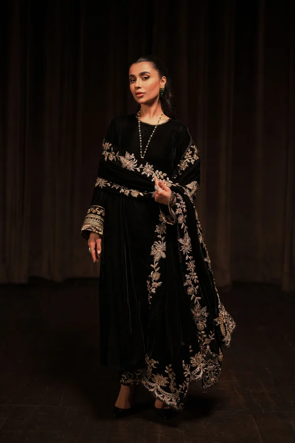 Grand Black Velvet Shawl Set (d-10) By Ammara Khan